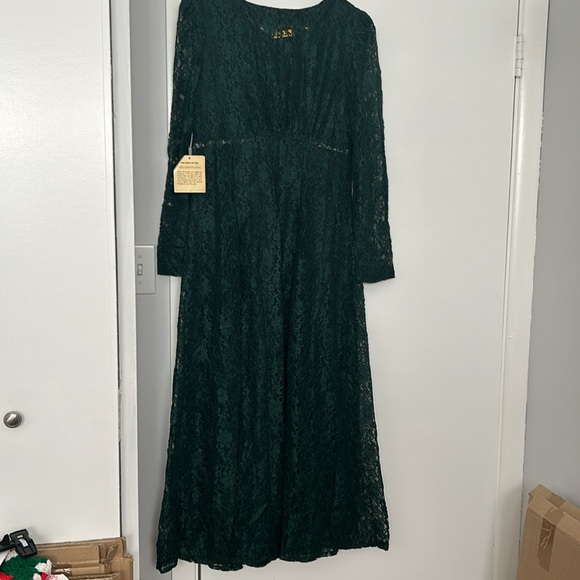 Lace formal Dress - Picture 2 of 3